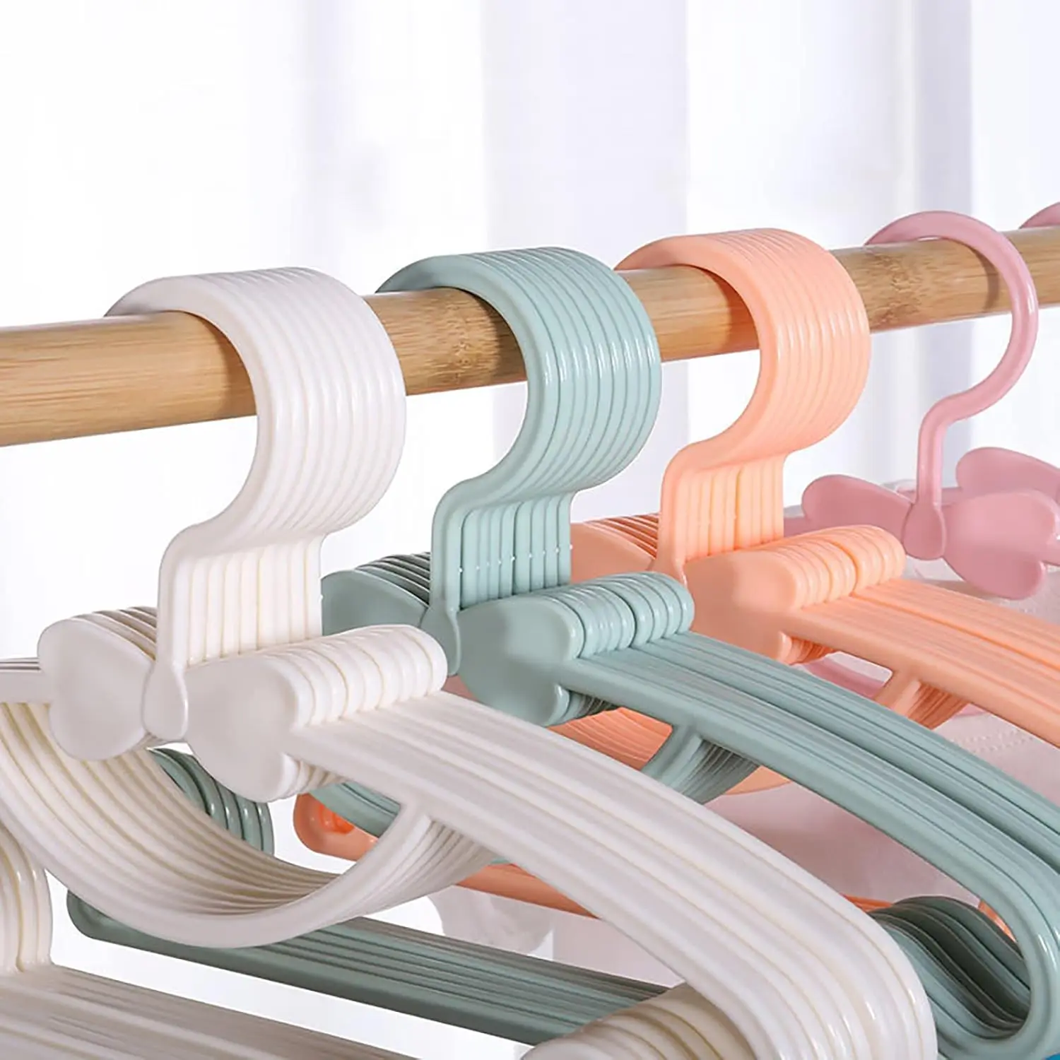 Cintres en plastique pour bébé - Baby Nursery Uniform avis et prix